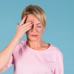 Je vois des points noirs qui se déplacent : causes, symptômes et solutions