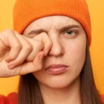 Myodésopsie : tout savoir sur les mouches volantes et les points noirs dans la vision
