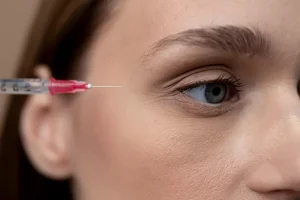 Acide hyaluronique à visée esthétique en ophtalmologie : les pratiques 2025