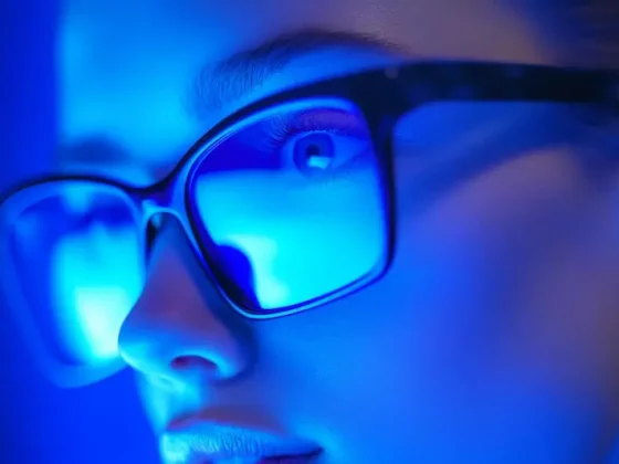 Faut-il encore prescrire des verres avec filtres anti-lumière bleue en 2025 ?