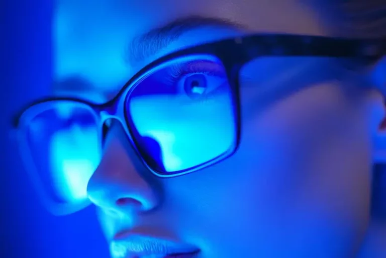 Faut-il encore prescrire des verres avec filtres anti-lumière bleue en 2025 ?