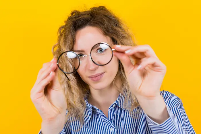 Opération des yeux au laser : qui peut vraiment se passer de lunettes en 2025 ?