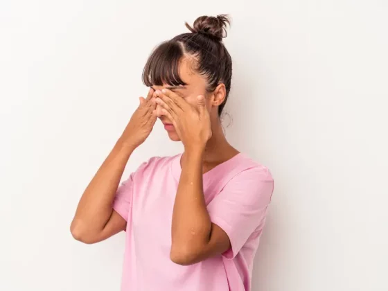 Yeux secs : 8 erreurs fréquentes qui aggravent la gêne